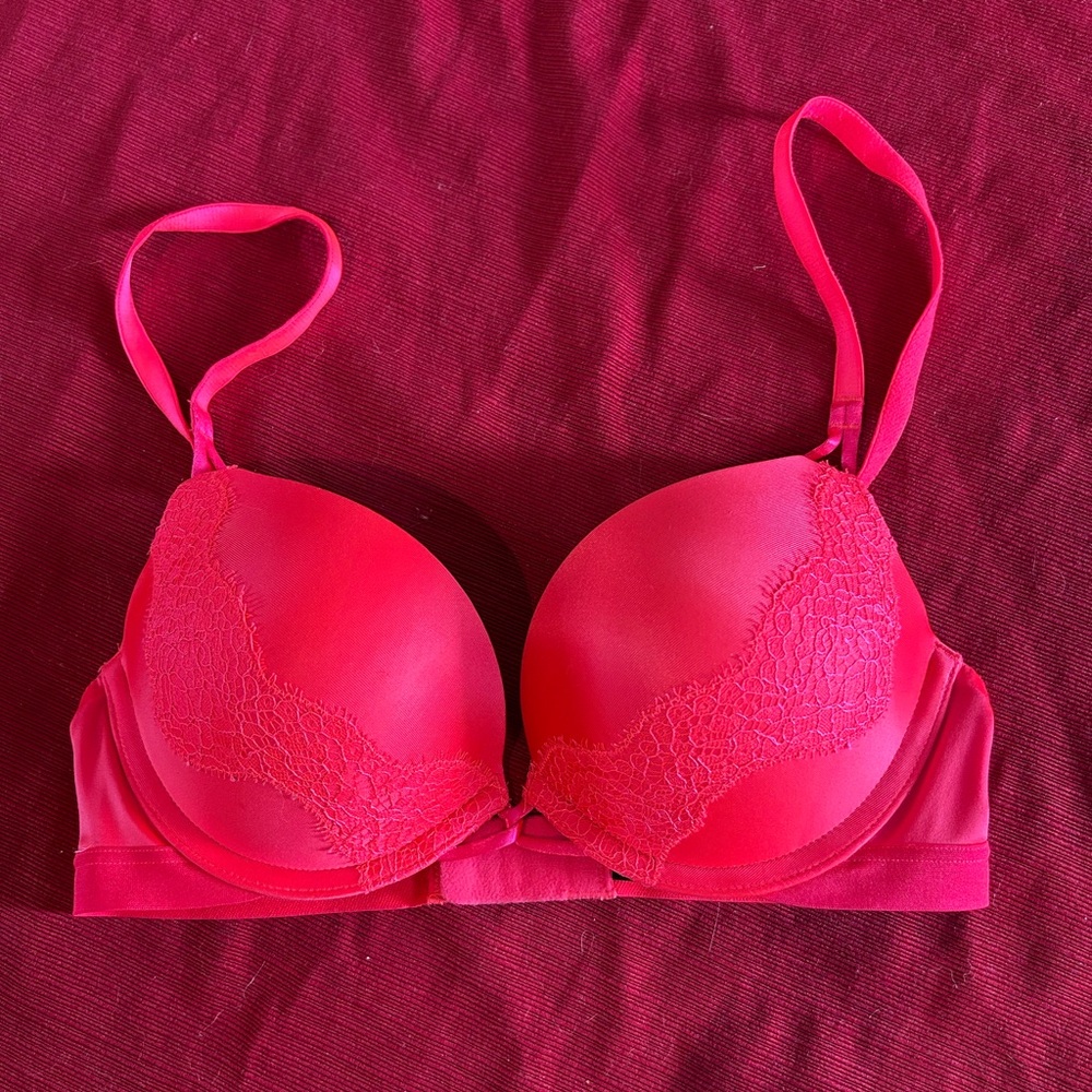 Red Victoria’s Secret bombshell push-up bra underwire adjustable straps lace 32B